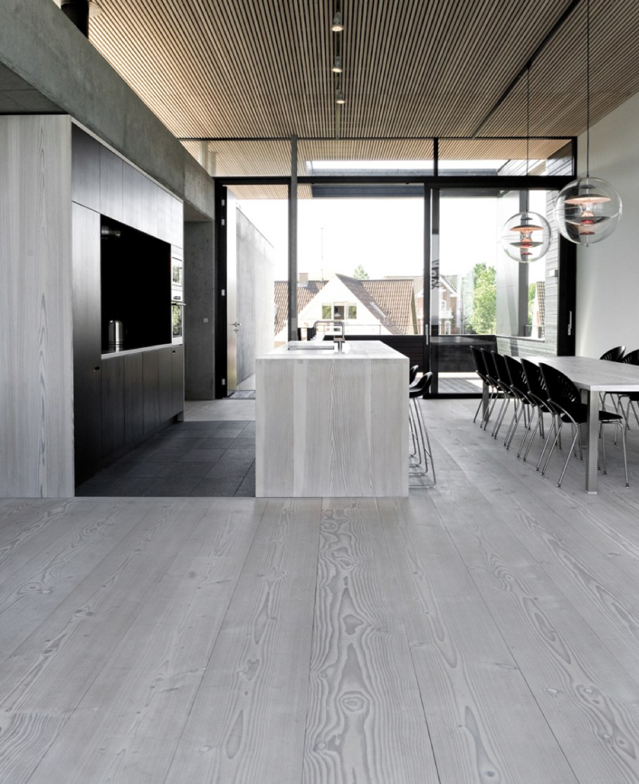 Серый ламинат на кухне