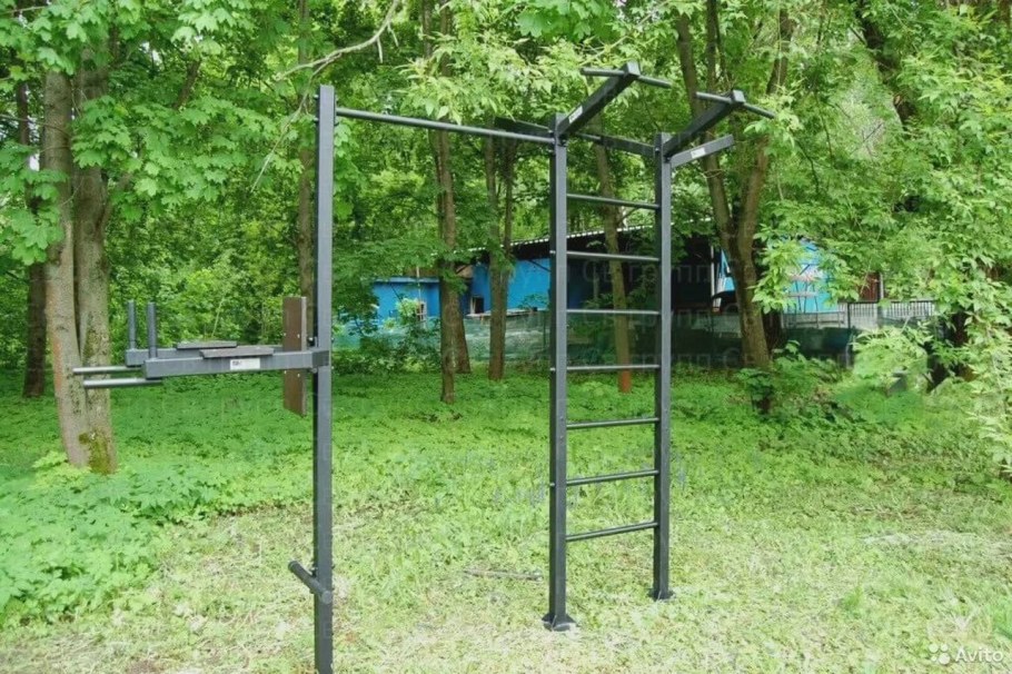 Турник и брусья во дворе