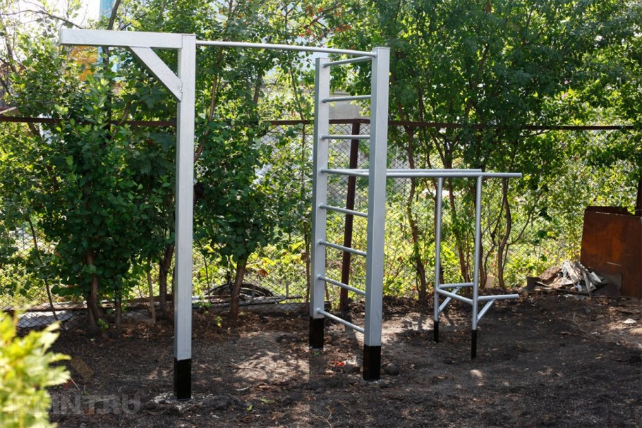 Турник во дворе