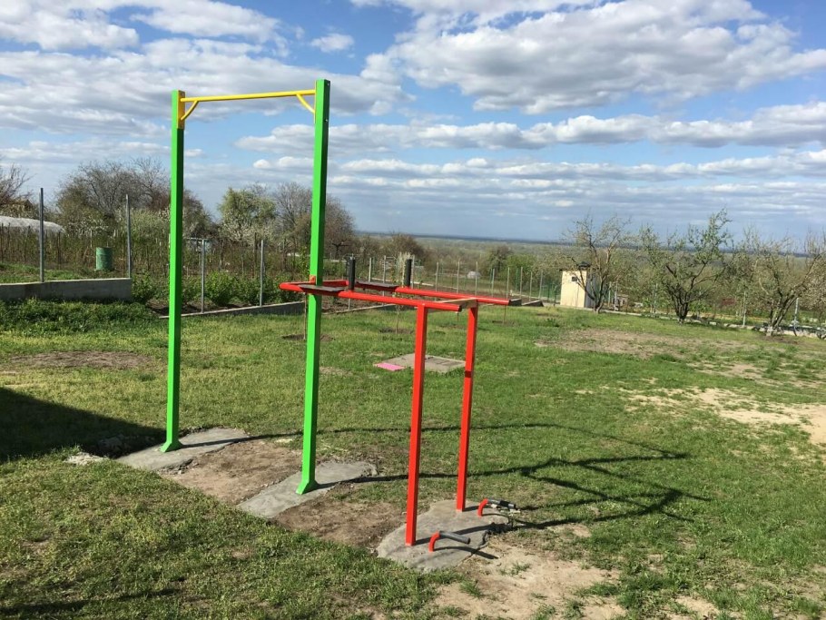 Уличный турник и брусья