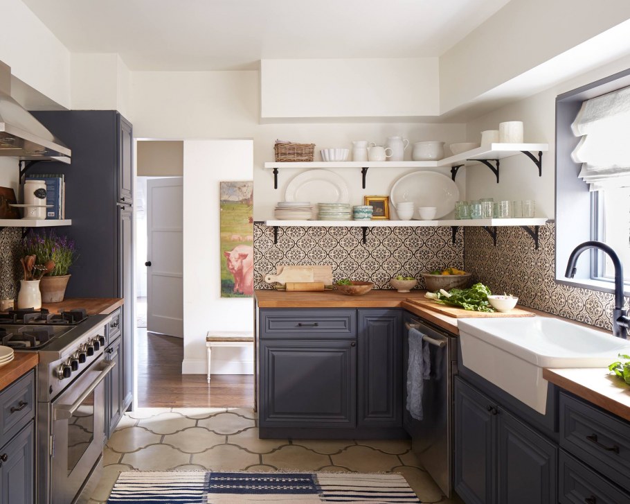 Угловые кухни без верхних шкафов в стиле Прованс