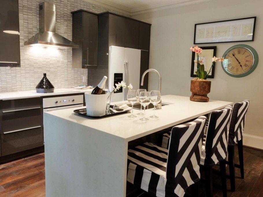 Белая кухня с небольшим островом