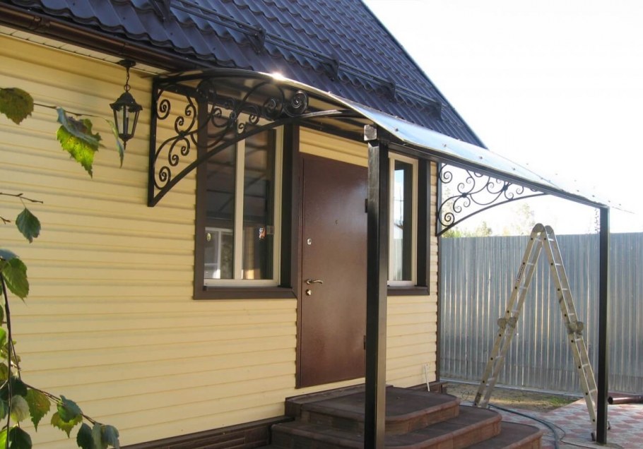 Козырёк над крыльцом