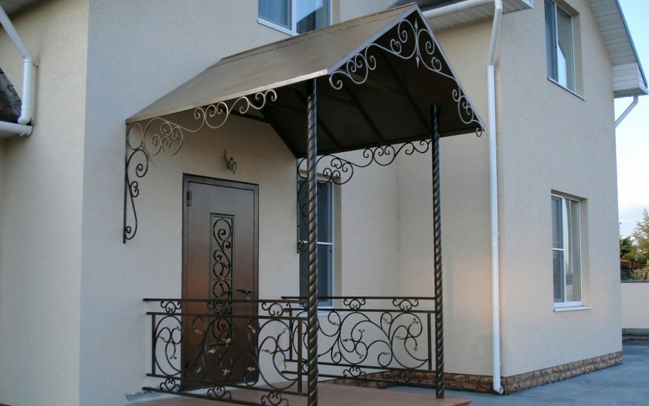Металлический навес над крыльцом