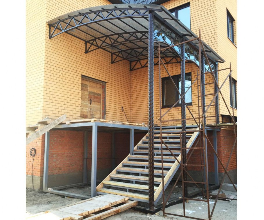 Угловой навес над крыльцом