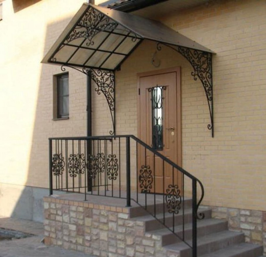 Навес над крыльцом деревянного дома