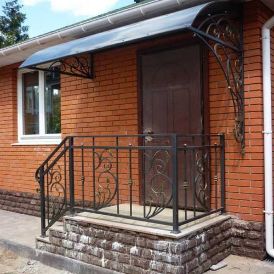 Крыльцо к дому с навесом