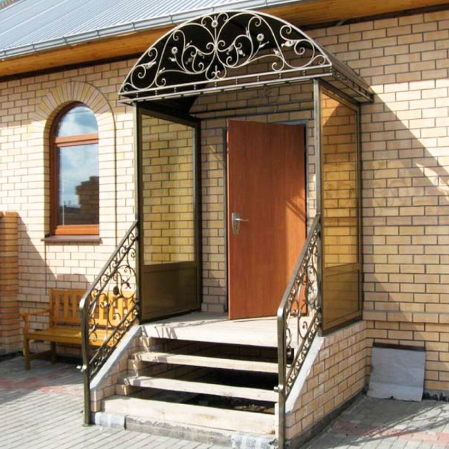 Крыльцо для частного дома с навесом