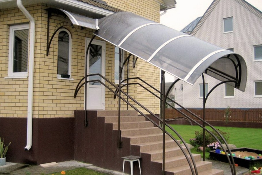 Навес над крыльцом из поликарбоната