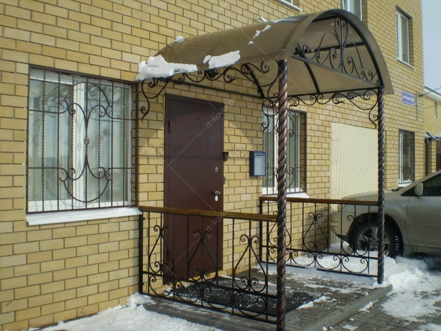 Козырёк над крыльцом