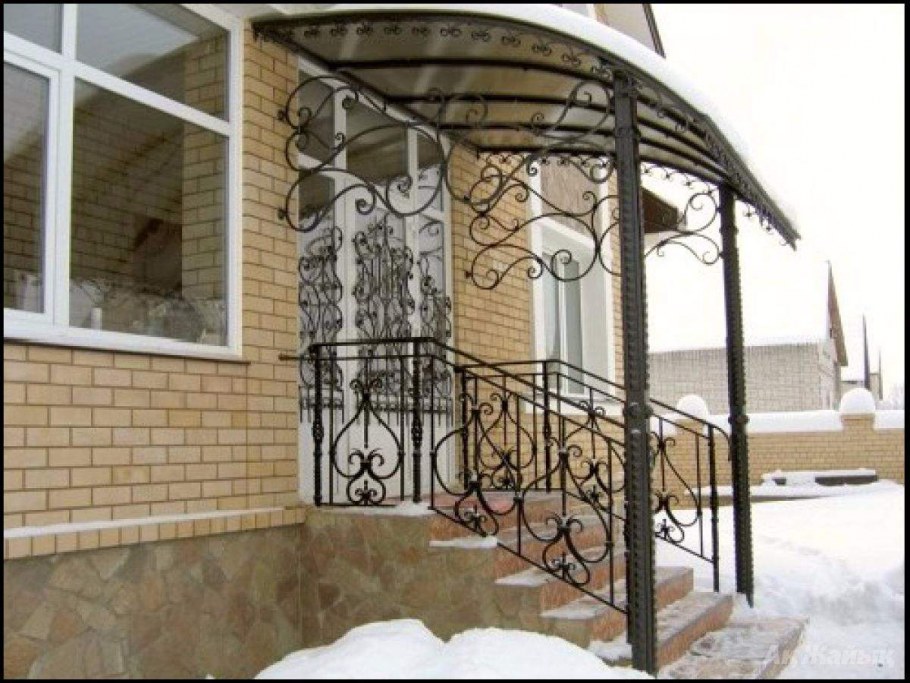 Кованое крыльцо с навесом