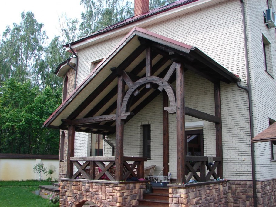 Красивое крыльцо с навесом