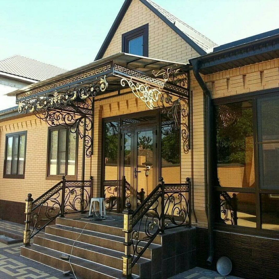 Открытое крыльцо с навесом