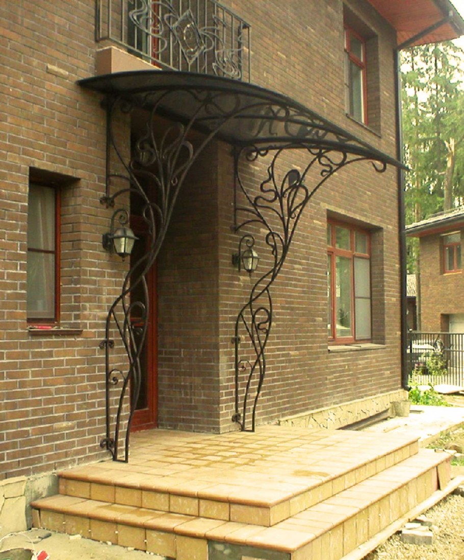 Навес над ступеньками