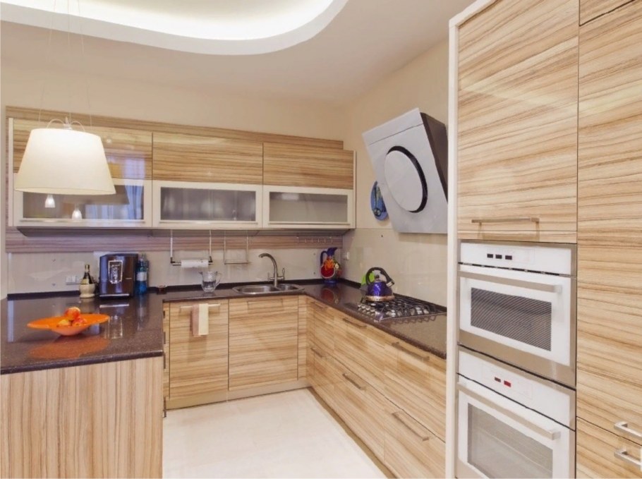 Маленькая кухня бежевая под дерево