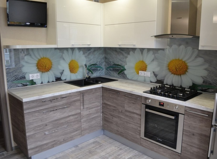 Кухонный гарнитур верх белый низ под дерево