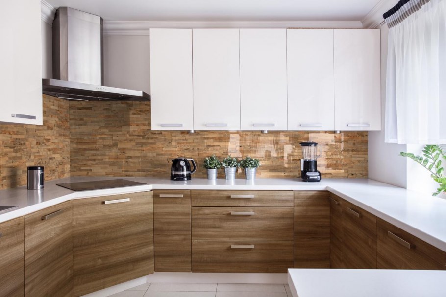 Кухня под дерево с белым верхом