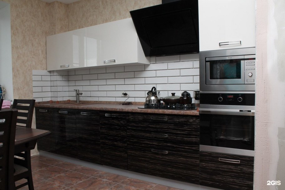 Кухонный гарнитур черный низ дерево