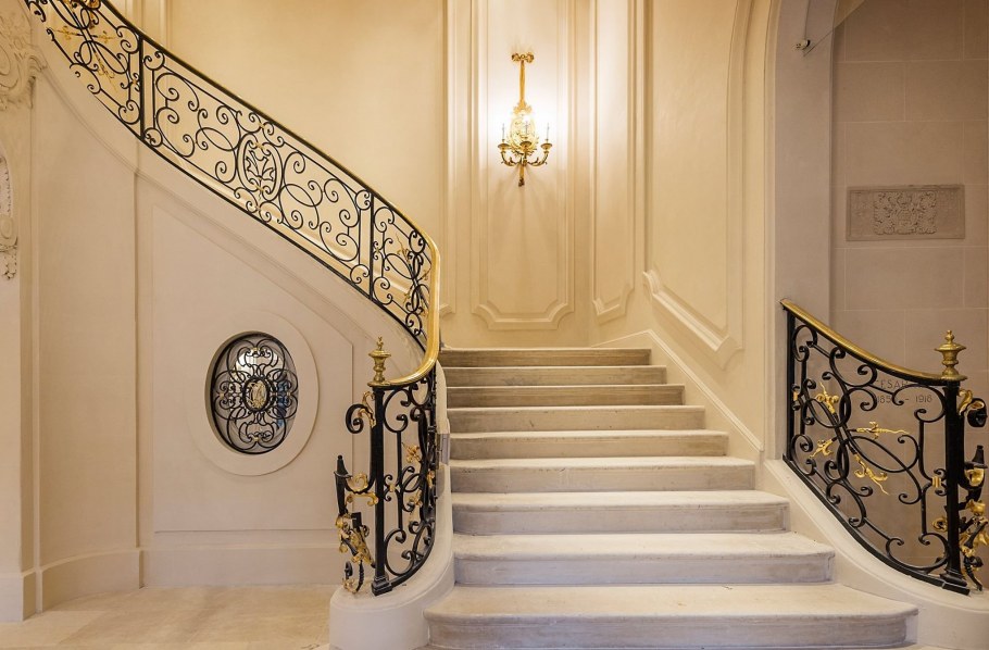 Отделка лестницы молдингом