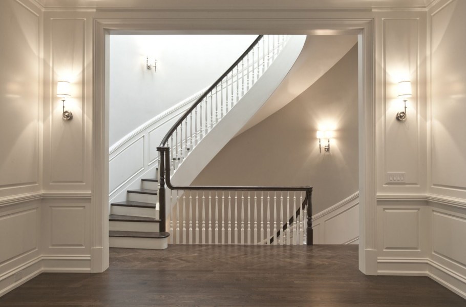 Молдинги в интерьере лестницы
