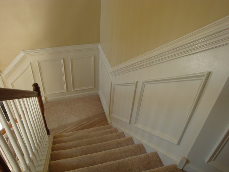 Молдинги в современном интерьере лестницы