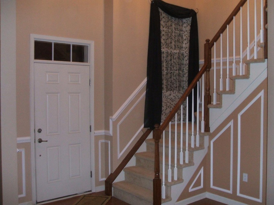 Молдинги на стенах лестницы