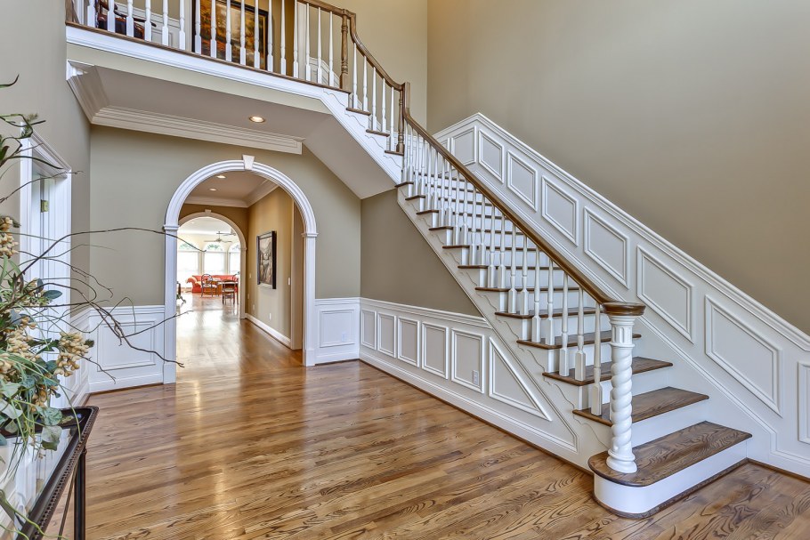 Молдинги вдоль лестницы