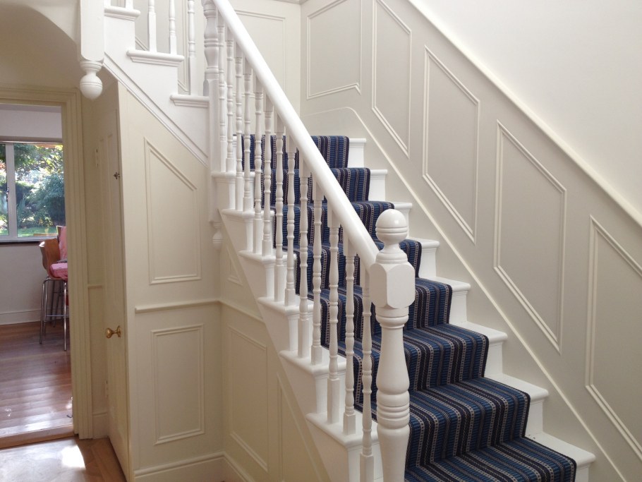 Молдинги в интерьере лестницы