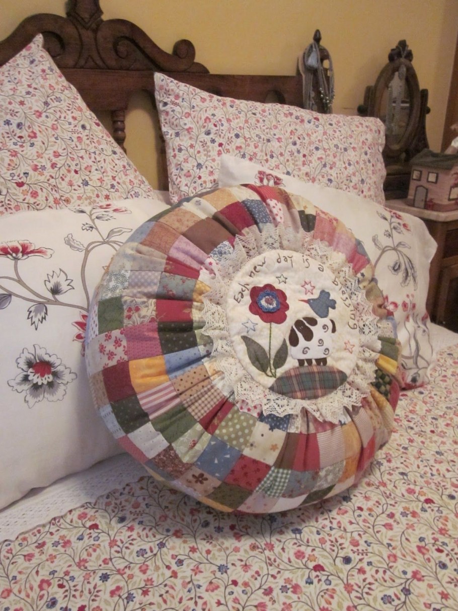 Круглая подушка из лоскутков