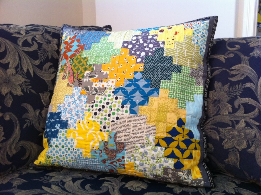 Серо-желтая подушка пэчворк в Бурда