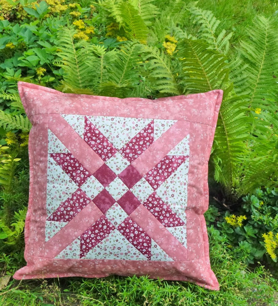 Подушка в стиле крейзи-пэчворк