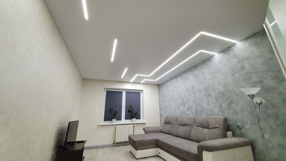 Световые линии на натяжном потолке