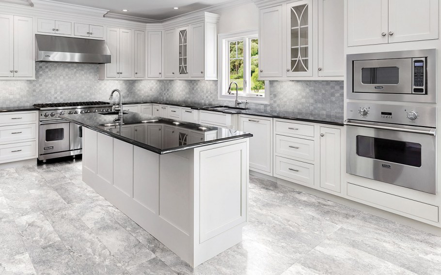 Серая плитка на кухне