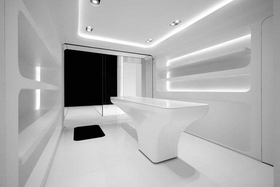 Футуристичный белый интерьер