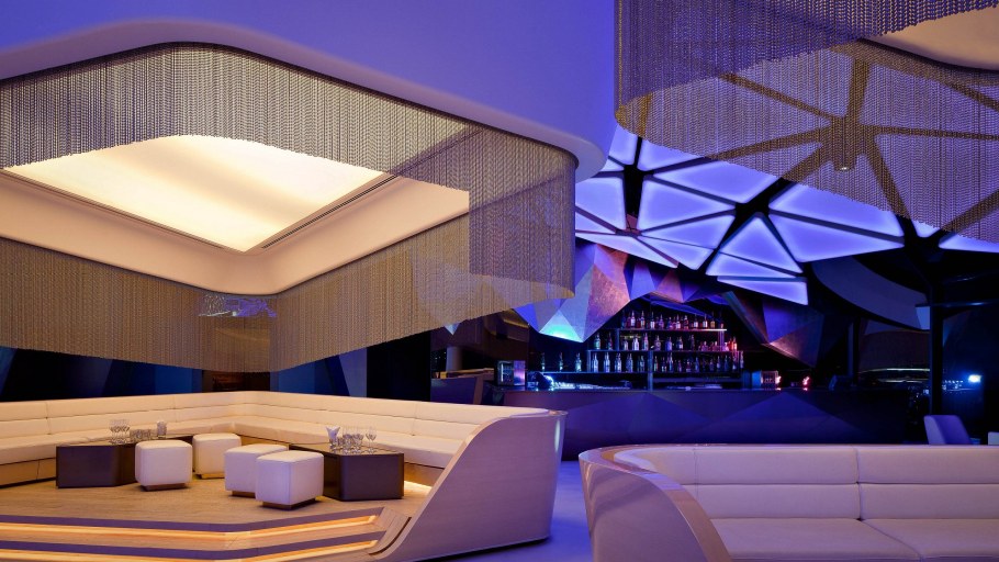 Футуристический интерьер клуба