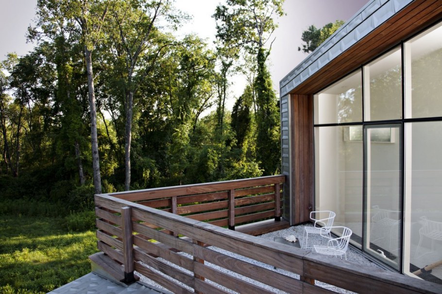 Отделка деревянных колонн террасы