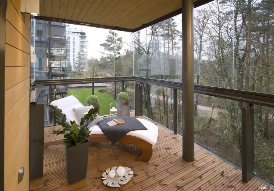 Застекленный балкон в частном доме