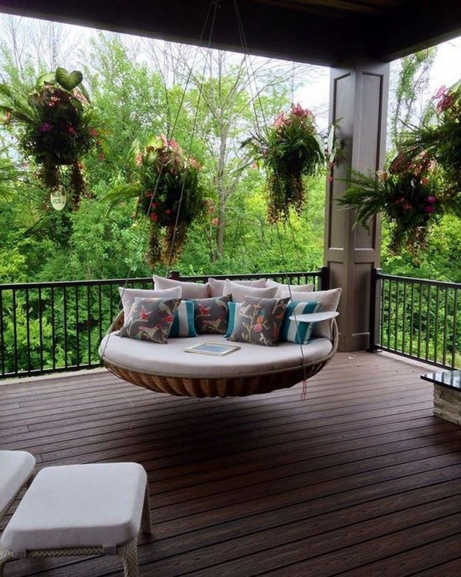 Терраса к кирпичному дому