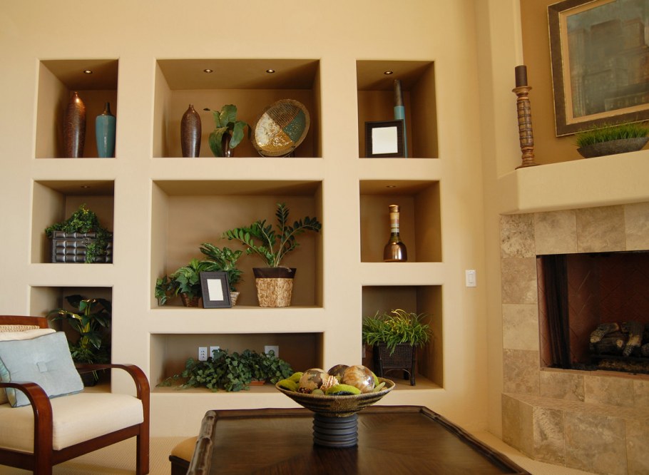 Стены в коридоре