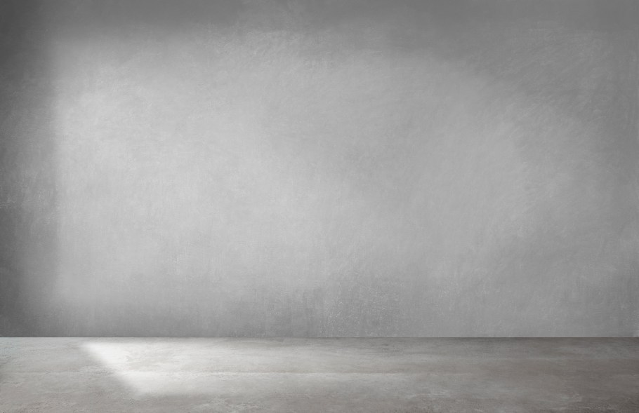 Пустая комната с серыми стенами