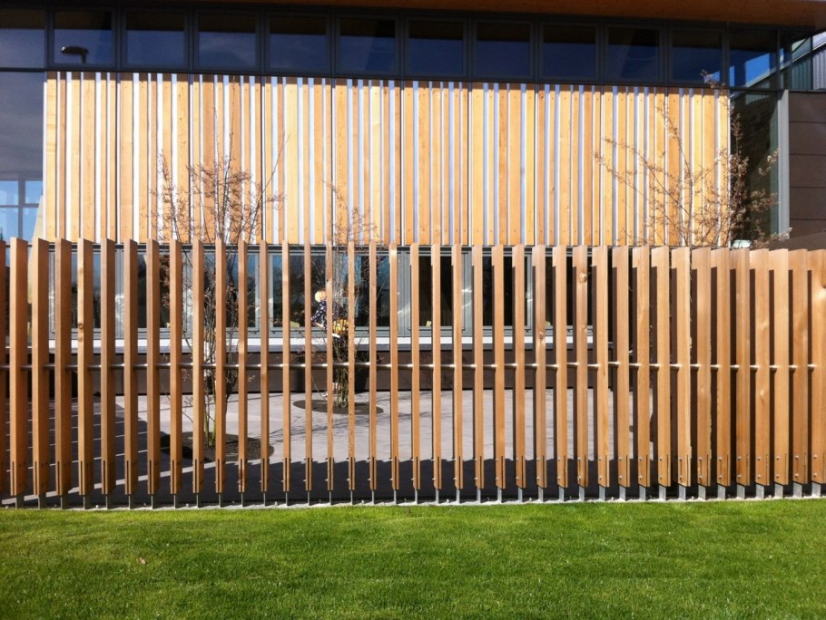 Забор деревянный вертикальный