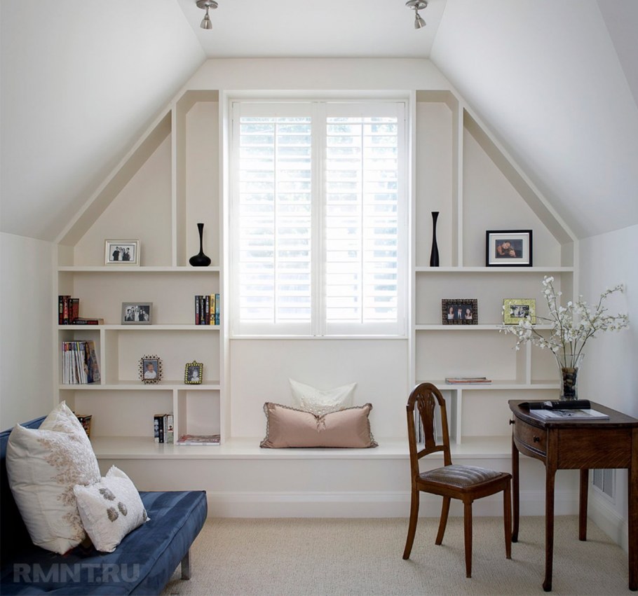 Шкаф у окна в спальне