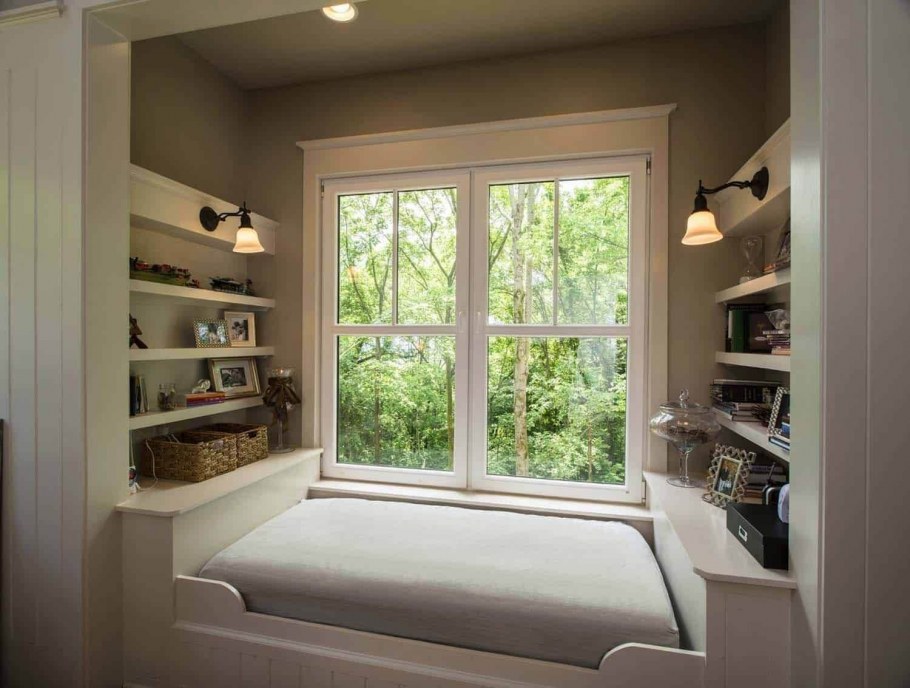 Планировка детской для 3 девочек с рабочей зоной у окна