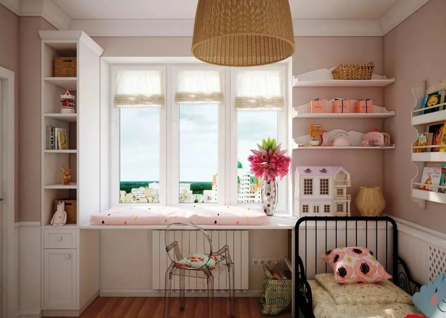 Небольшая ванная с окном