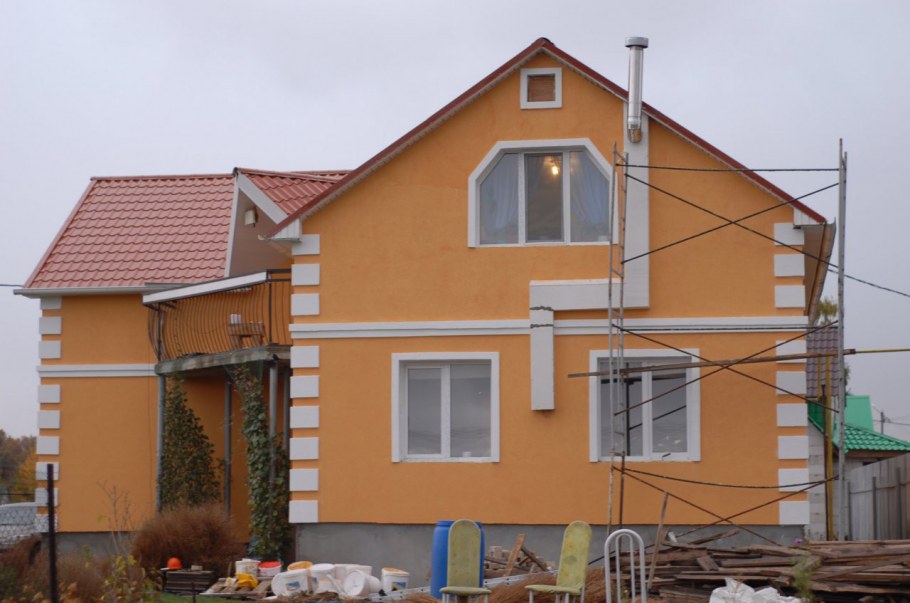 Дом персиковый фасад