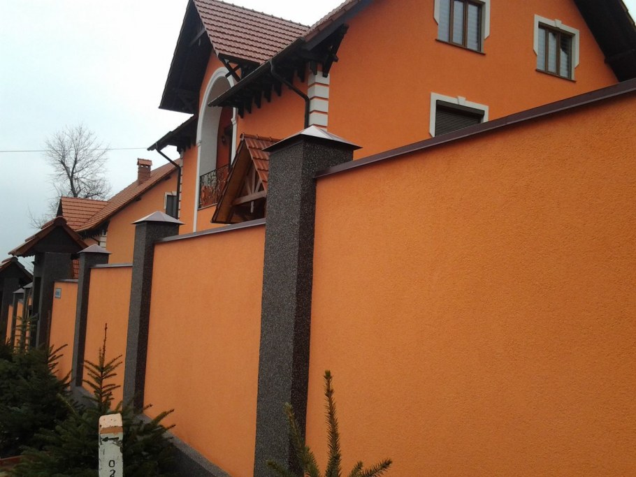 Отделка забора короедом