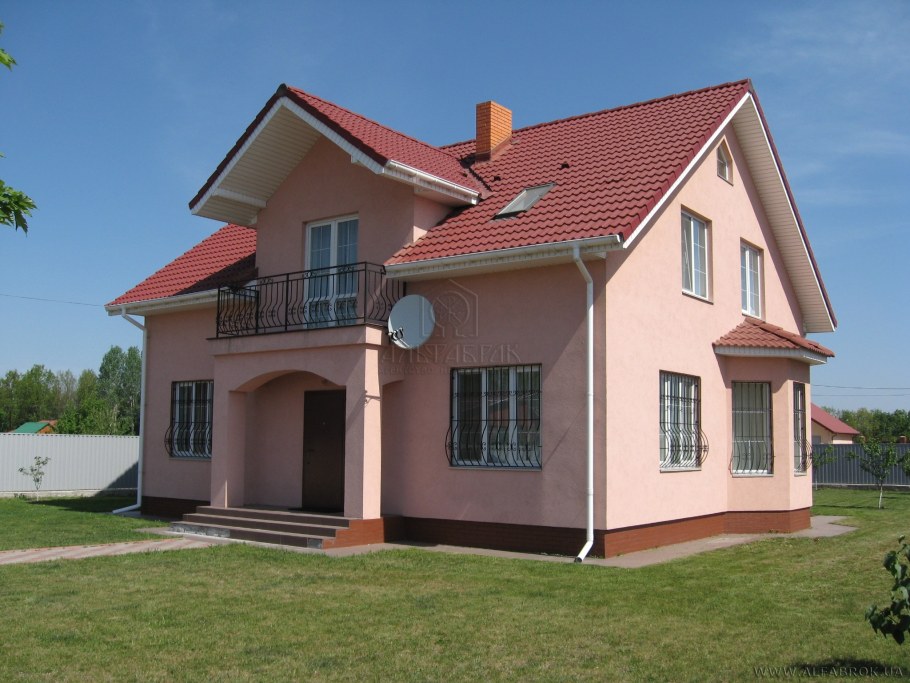 Фасад персикового цвета