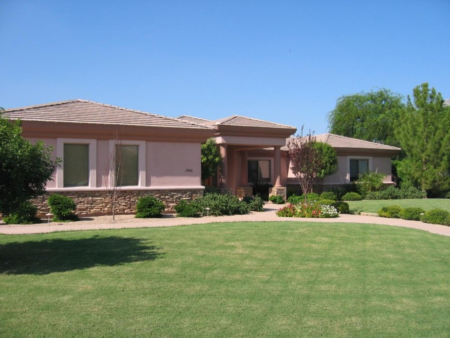 Персиковый одноэтажный дом