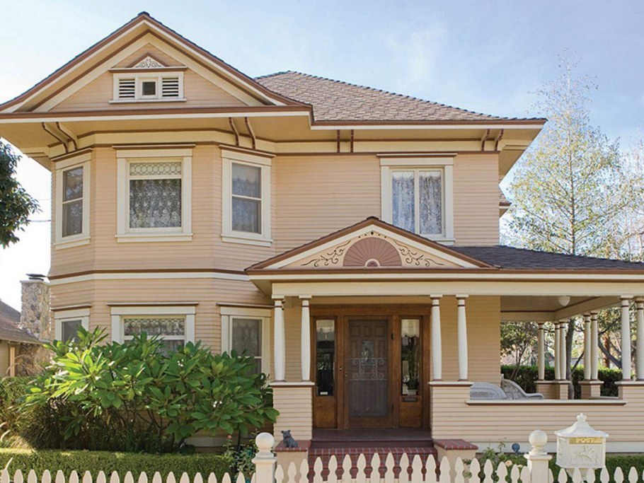 Персиковый фасад дома