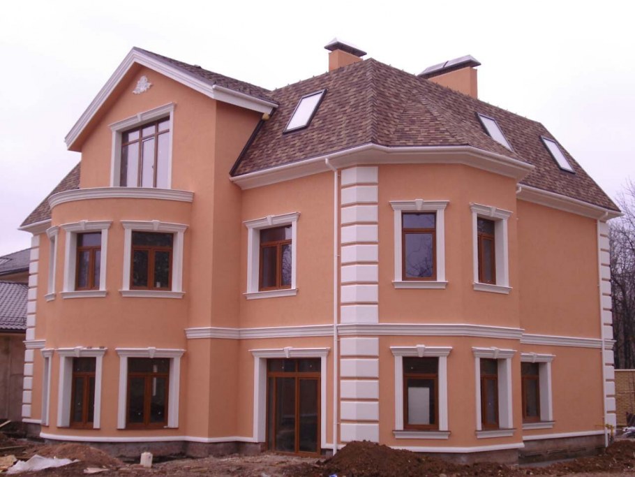 Фасад персикового цвета